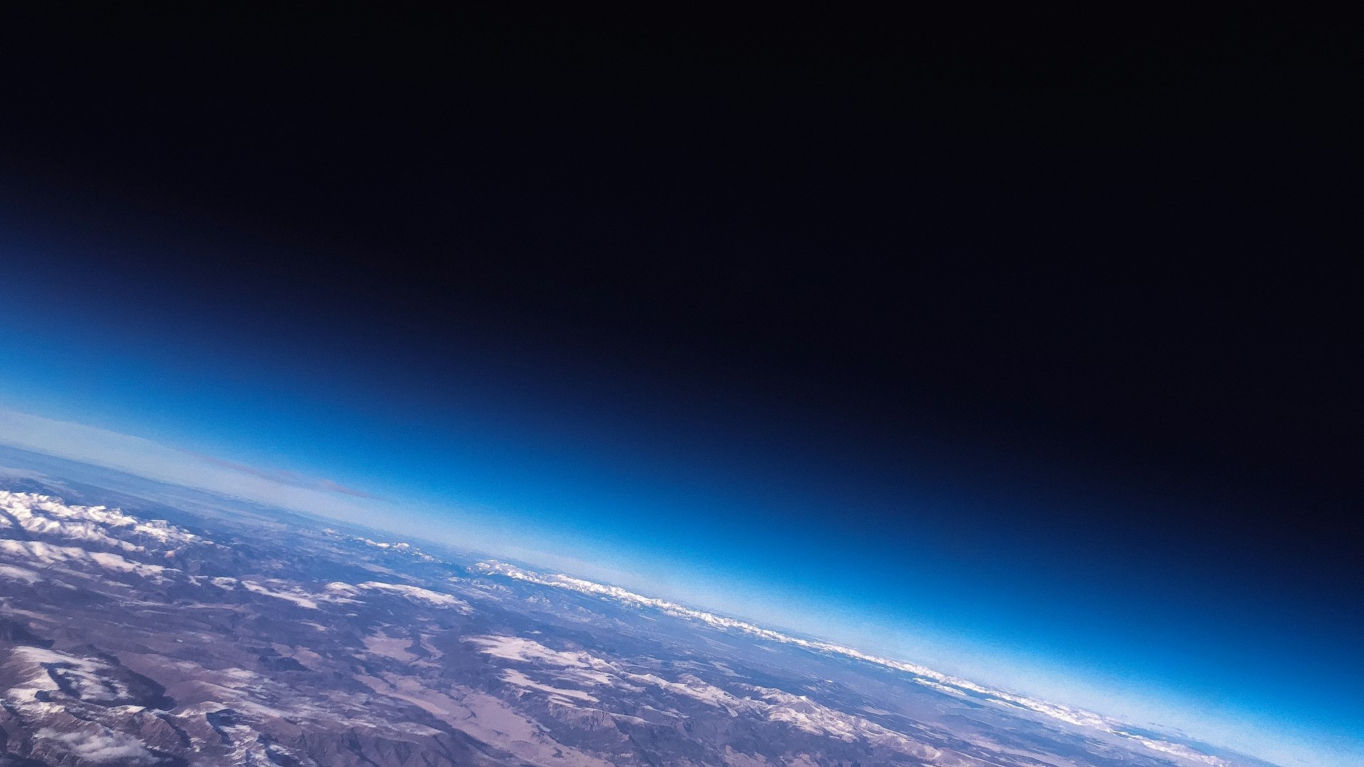 Yörüngeden Dünya ufku ve atmosfer çizgisi